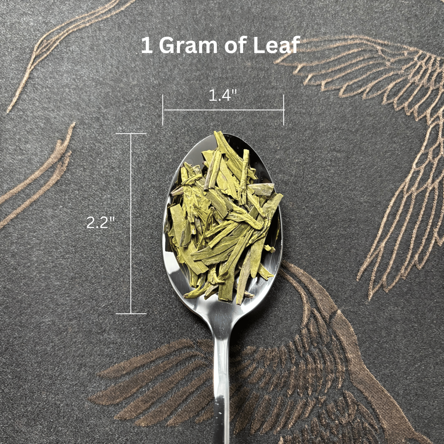 Spoon with 1 gram of dragonwell leaf and measurements on a dark background with bird illustrations