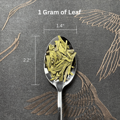 Spoon with 1 gram of dragonwell leaf and measurements on a dark background with bird illustrations